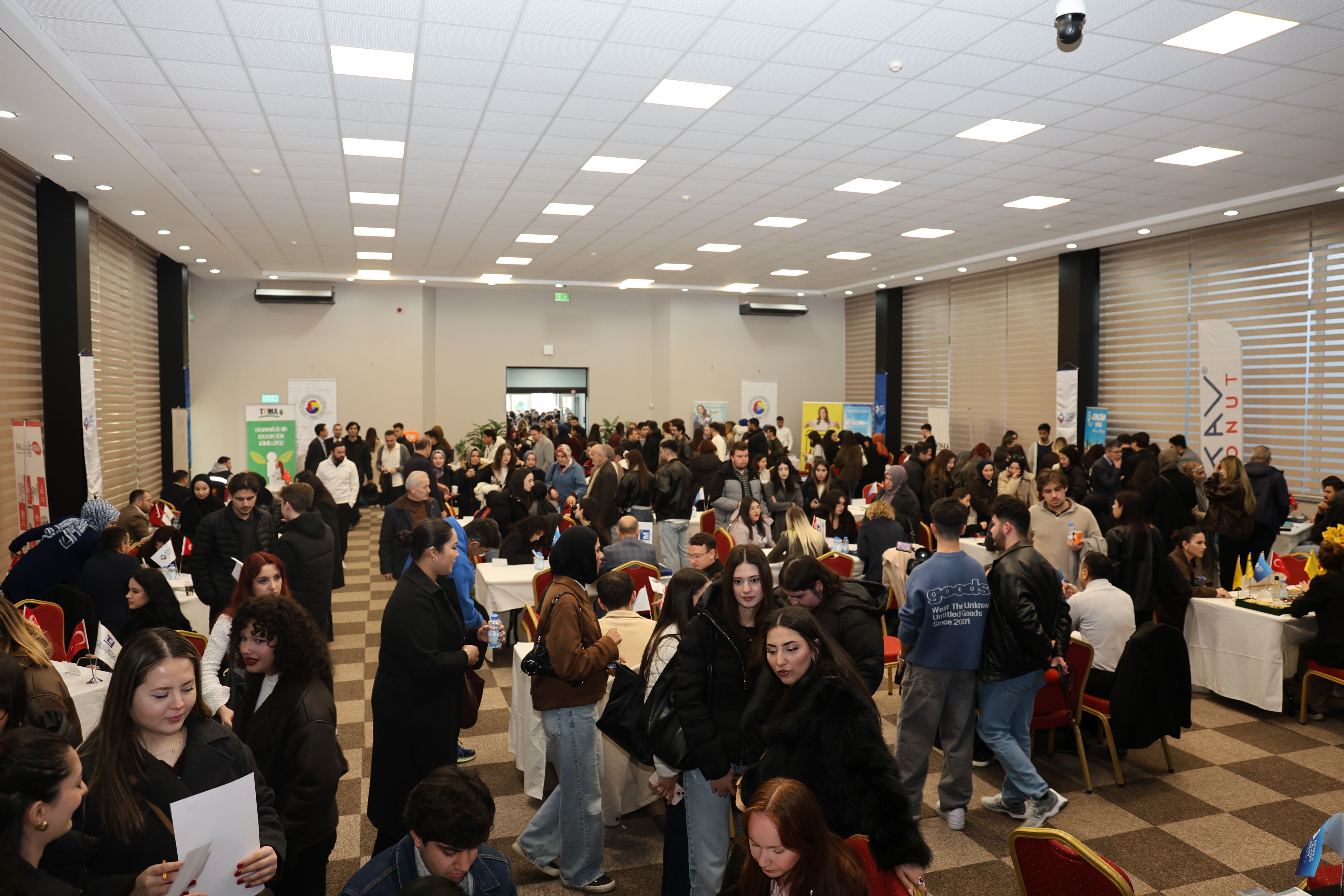 KÖRFEZ’DE GENÇLER GELECEĞİNİ ŞEKİLLENDİRDİ: KARİYER GÜNÜNDE İŞ DÜNYASI VE ÖĞRENCİLER AYNI PLATFORMDA