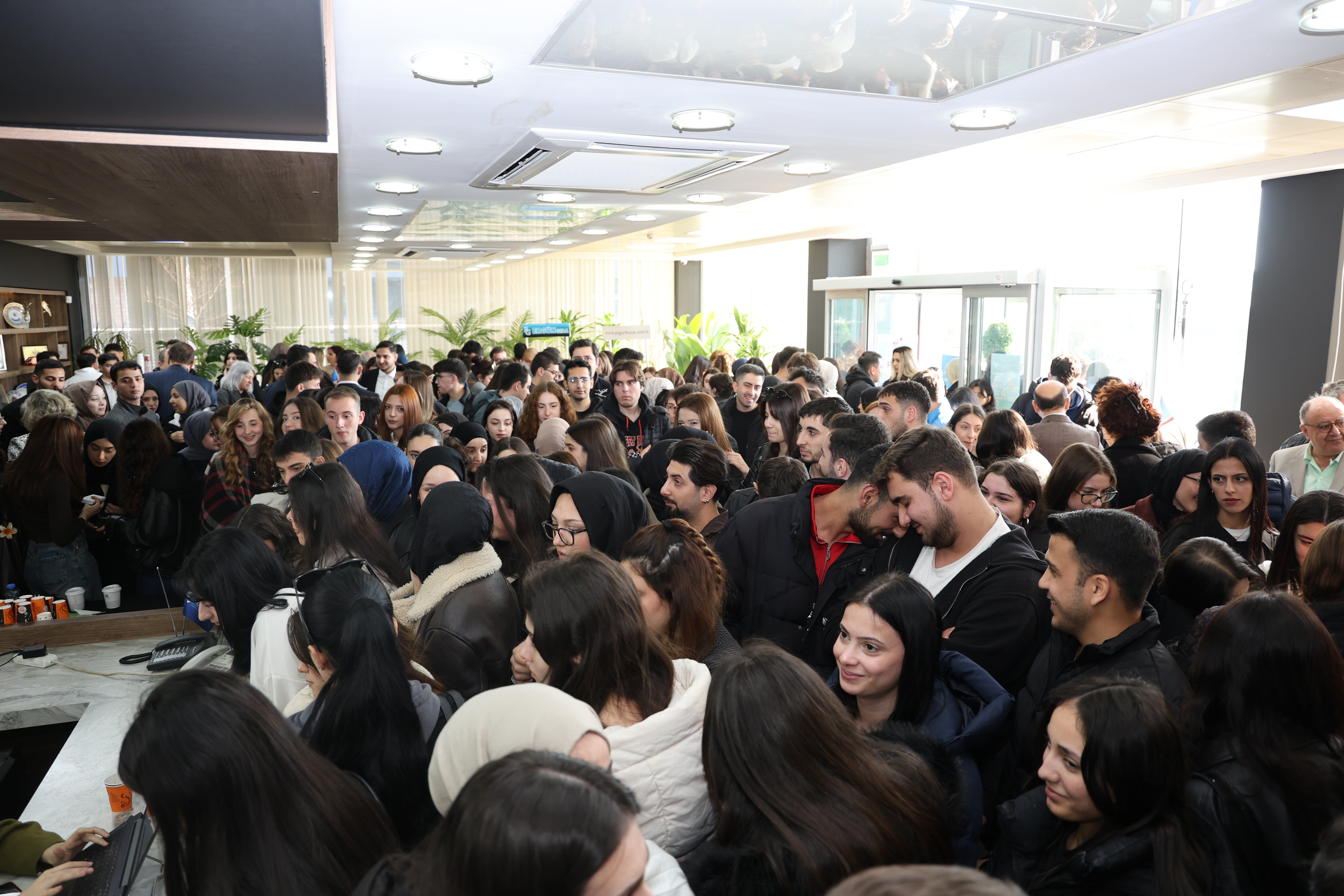 KÖRFEZ’DE GENÇLER GELECEĞİNİ ŞEKİLLENDİRDİ: KARİYER GÜNÜNDE İŞ DÜNYASI VE ÖĞRENCİLER AYNI PLATFORMDA