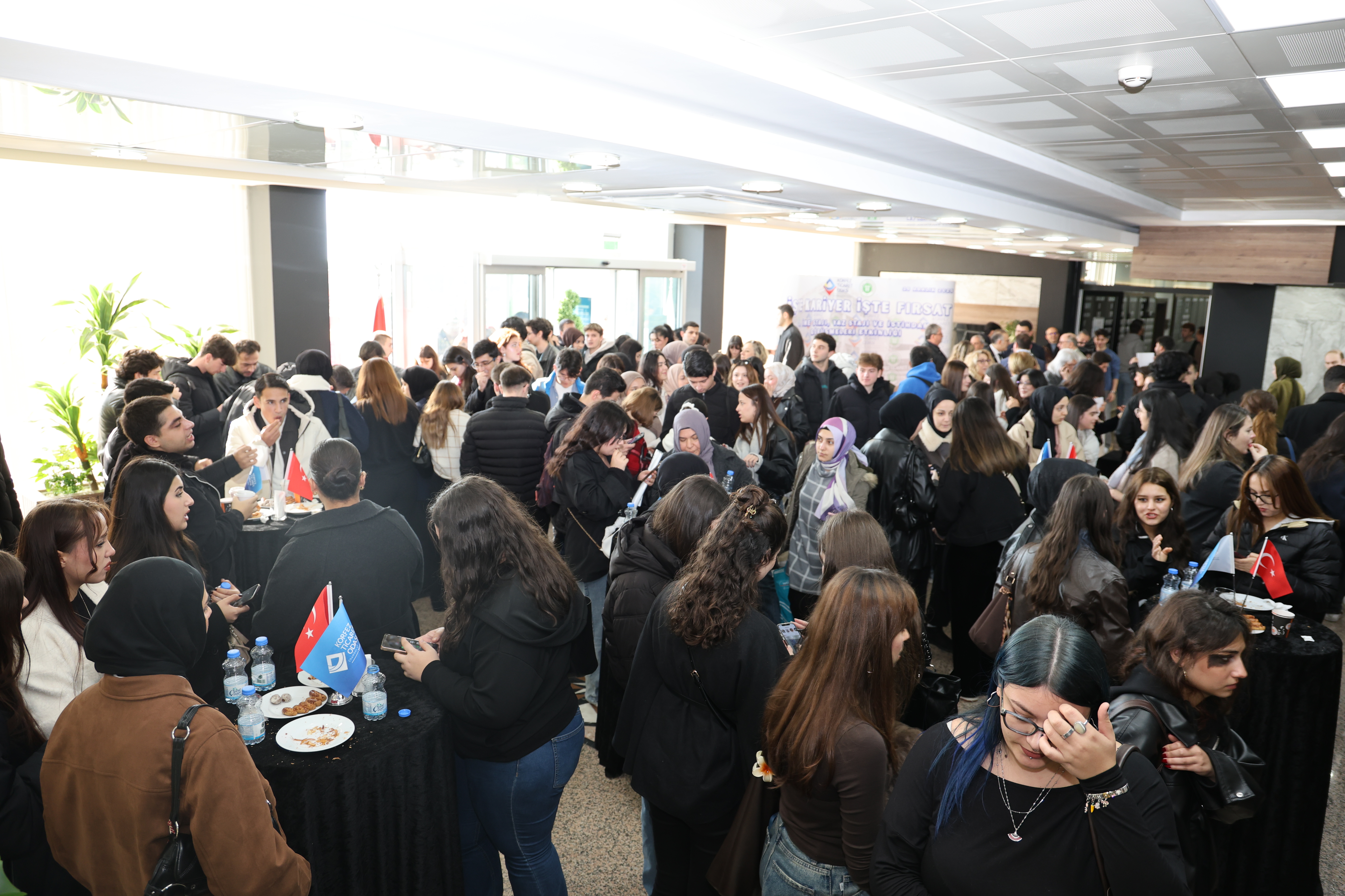 KÖRFEZ’DE GENÇLER GELECEĞİNİ ŞEKİLLENDİRDİ: KARİYER GÜNÜNDE İŞ DÜNYASI VE ÖĞRENCİLER AYNI PLATFORMDA