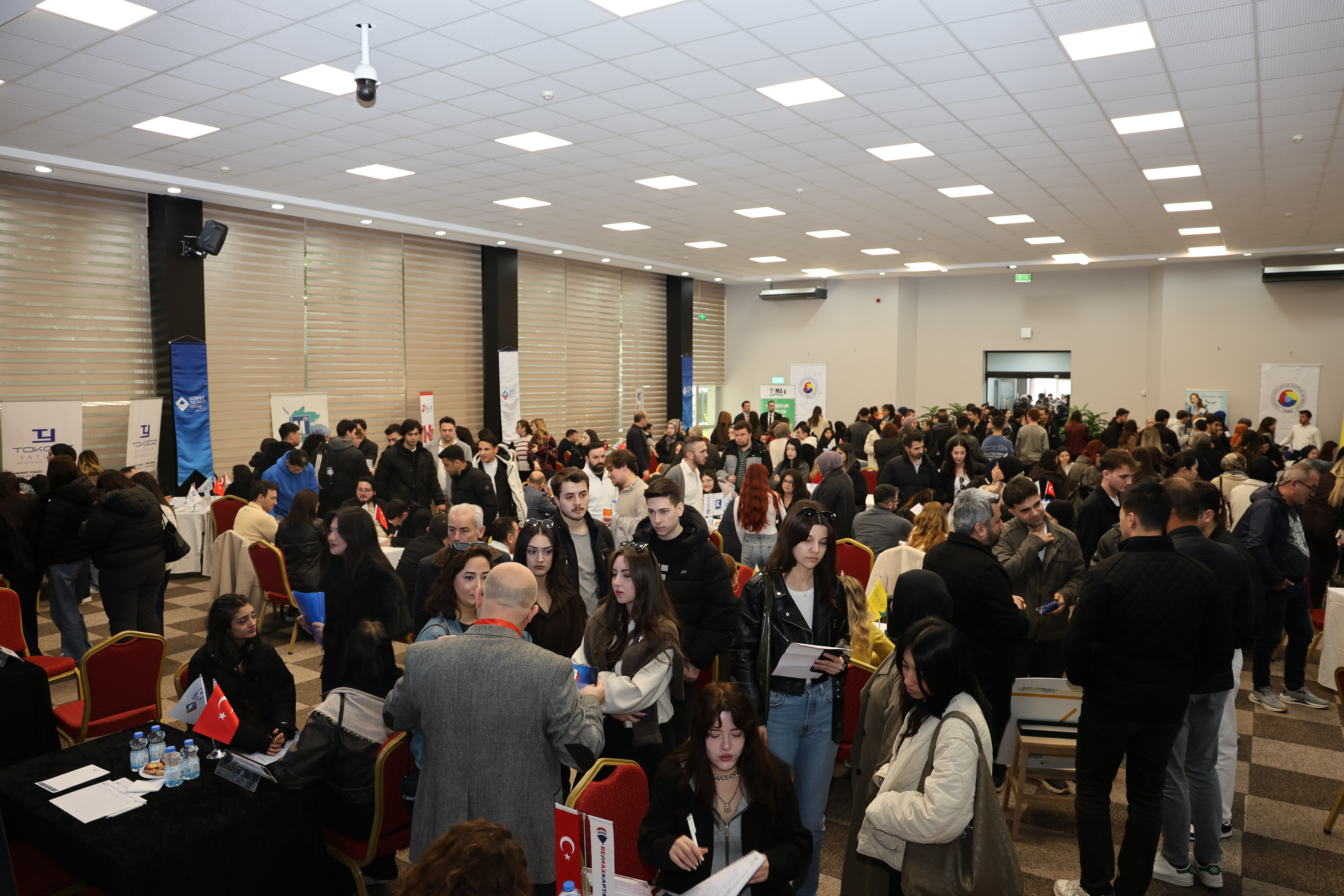 KÖRFEZ’DE GENÇLER GELECEĞİNİ ŞEKİLLENDİRDİ: KARİYER GÜNÜNDE İŞ DÜNYASI VE ÖĞRENCİLER AYNI PLATFORMDA