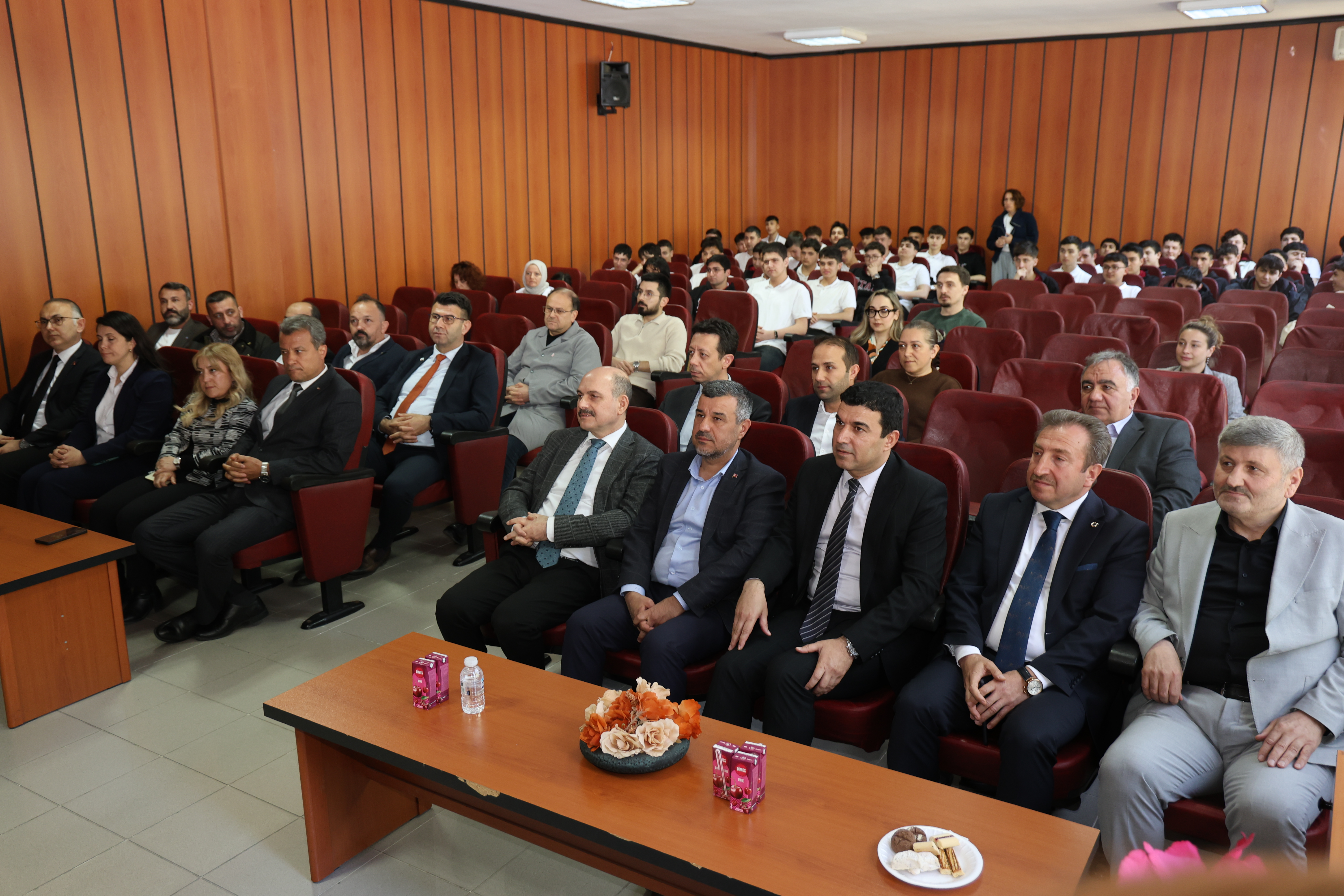 KÖRFEZ’DE KARİYER BULUŞMASI: GENÇLER VE İŞ DÜNYASI AYNI PLATFORMDA